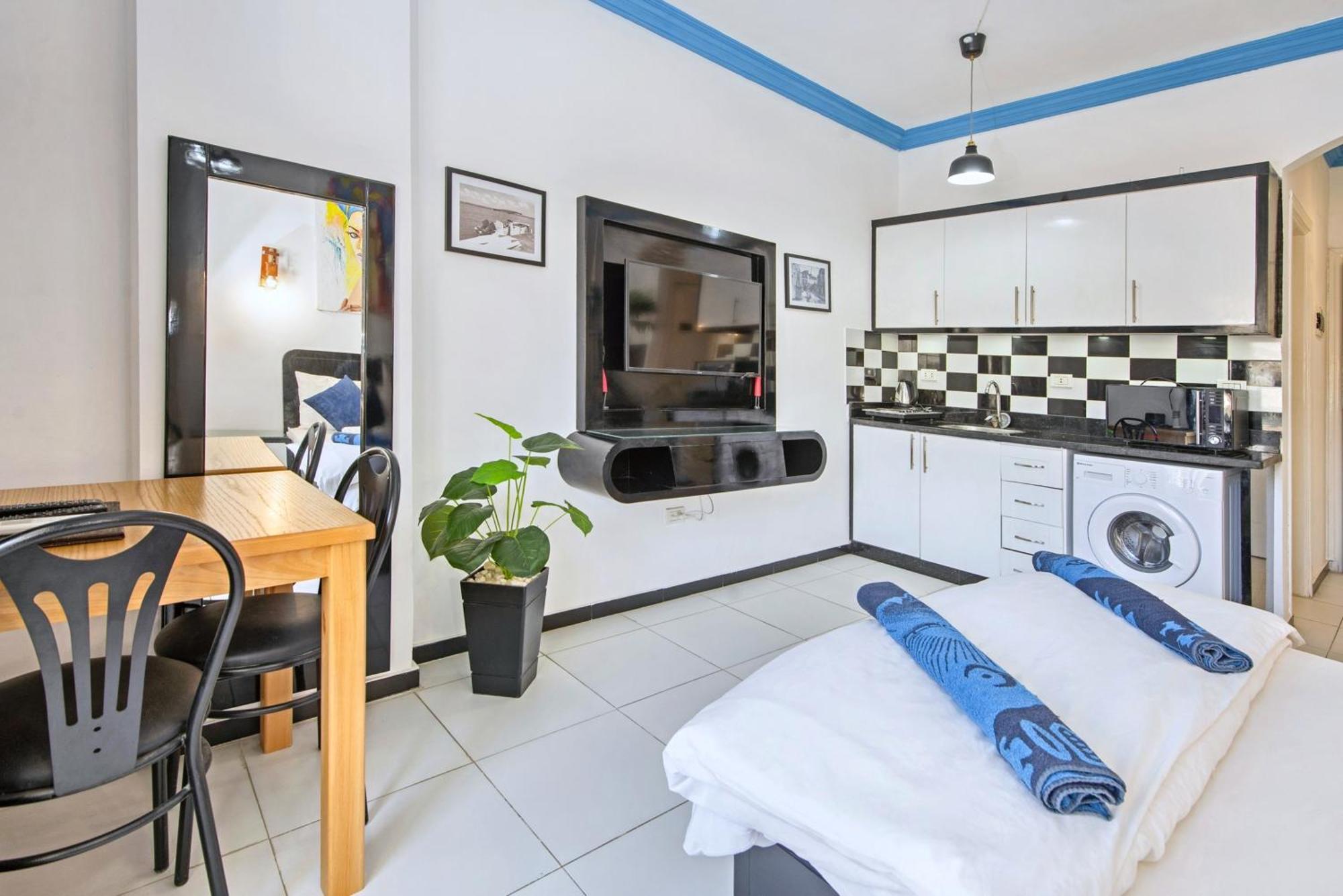 Rare New Marina Hotspot With Fast Free Wifi, Balcony & Pool Apartament